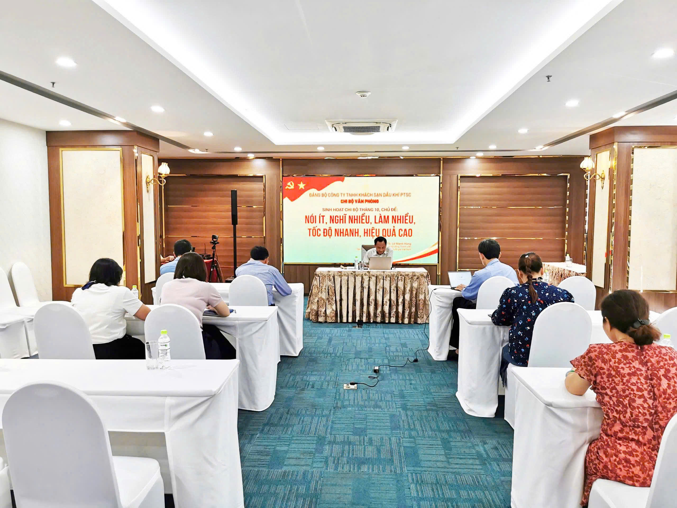 Chi bộ Văn phòng - Đảng bộ Công ty TNHH Khách sạn Dầu khí PTSC tổ chức sinh hoạt chi bộ tháng 10/2025